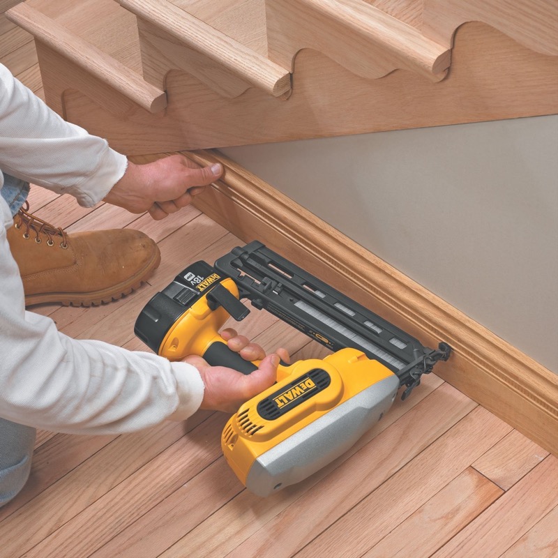 DEWALT DC618 CORDLESS 18V ANGLED FINISHING NAILER 16 Guage (bare) NEW